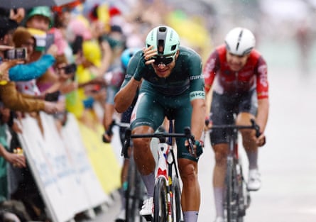 Jonathan Milan celebrates winning stage 17