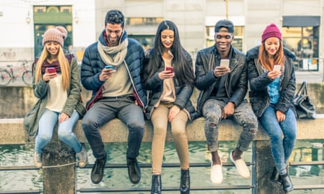 teenagers using smartphones.