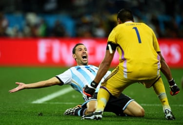 Maxi Rodríguez celebrates with goalkeeper Sergio Romero