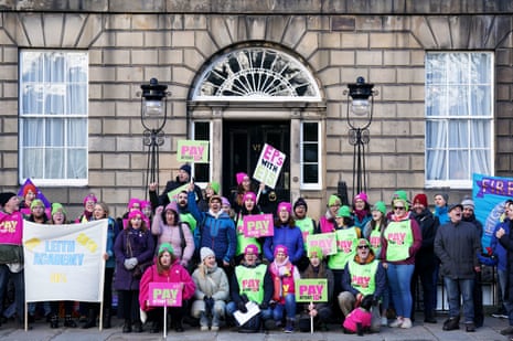 Des membres de l'EIS, le syndicat écossais des enseignants, manifestent devant Bute House à Edimbourg aujourd'hui, alors que les enseignants des écoles secondaires d'Ecosse sont en grève.