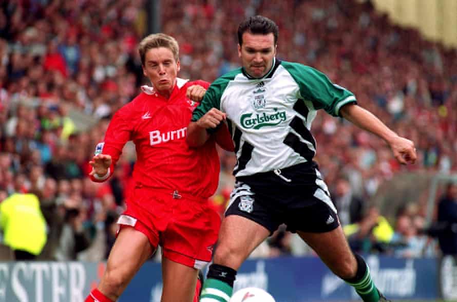 Jan Åge Fjørtoft is challenged by Liverpool’s Neil Ruddock in August 1993.
