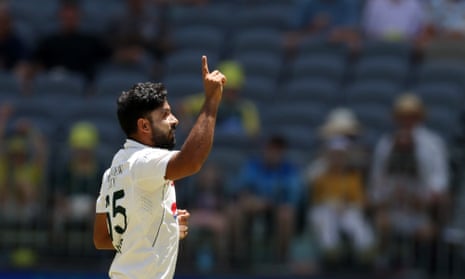 Aamer Jamal salutes the crowd and elebrates six wickets on debut.