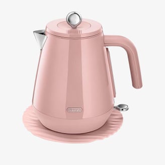 De’Longhi Eclettica kettle in pink.