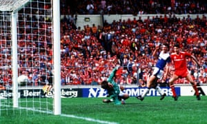 Ian Rush del Liverpool marca su tercer gol contra el Everton.