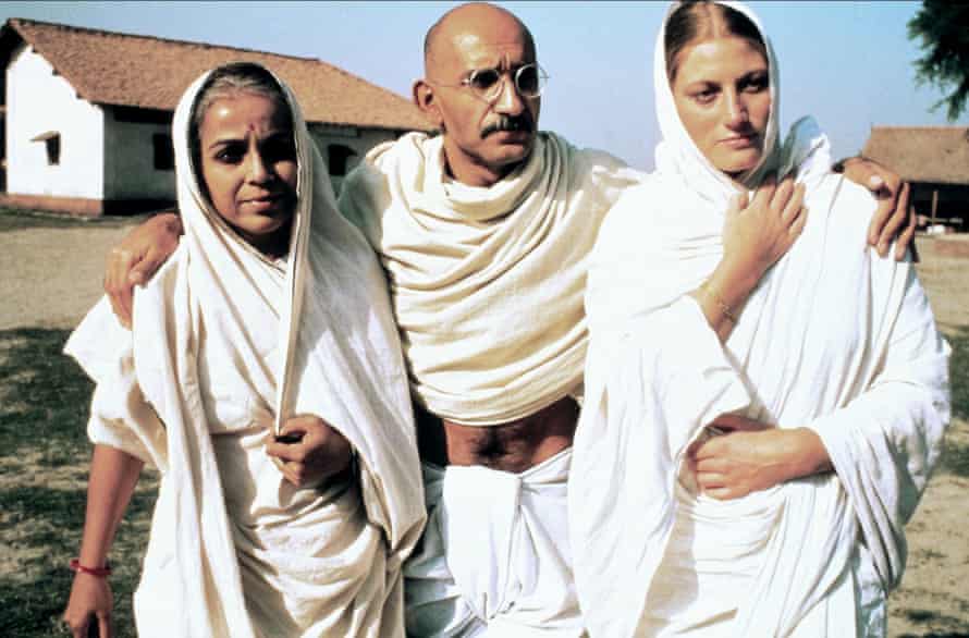 Through British eyes ... Geraldine James, rechts, als Mirabehn, met Rohini Hattangadi en Ben Kingsley.