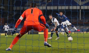 Richarlison puts Everton 2-1 up.