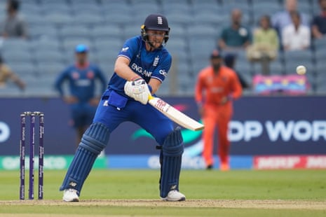 Joe Root plays a reverse scoop