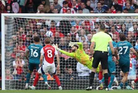 Dean Huijsen’s header beats David Raya to bring Bournemouth level.