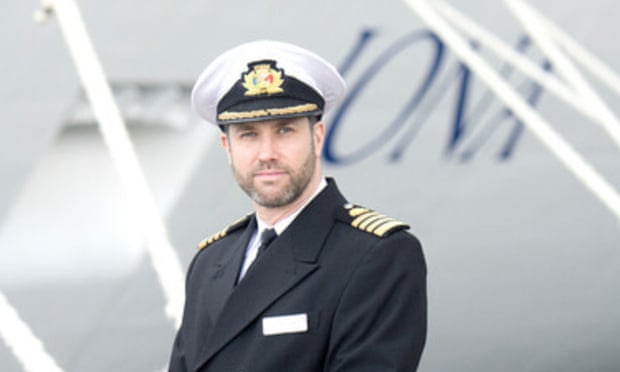 Kapten Robert Cumbie står framför fartyget