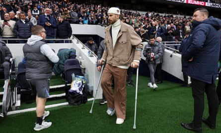 Guglielmo Vicario on crutches