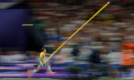 Armand Duplantis speeds his way to a world record in the men’s pole vault