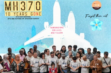 Evento conmemorativo del vuelo MH370 de Malaysia Airlines que marca el décimo aniversario de su desapariciónepa11196242 Familiares de los pasajeros y la tripulación a bordo del vuelo MH370 desaparecido de Malaysia Airlines y el Ministro de Transporte de Malasia, Loke Siew Fook (frente-C), juntos para una foto de grupo durante Un evento conmemorativo del décimo aniversario de su desaparición en el Empire Subang en Subang Jaya, Selangor, Malasia, el 3 de marzo de 2024. Unas 200 personas, incluidos familiares de pasajeros desaparecidos y el Ministro de Transporte de Malasia, Loke Siew Fook, asistieron al monumento. Evento que marca el décimo año después de que el vuelo MH370 de Malaysia Airlines, con 12 miembros de la tripulación y 227 pasajeros, desapareciera en su ruta de Kuala Lumpur a Beijing el 8 de marzo de 2014. EPA/NAZRI MOHAMAD