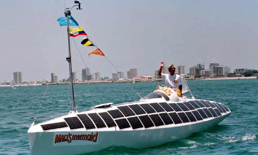 Kenichi Horie leaves Ecuador's Salinas Bay aboard his cigar-shaped ship, Malt's Mermaid, March 21, 1996. .  REUTERS/Claudia Daut/File Photo