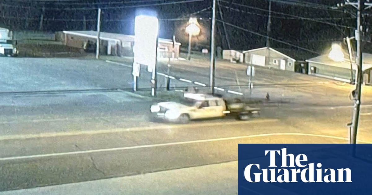 Man serving life sentence for murder escapes Tennessee prison, slipping through fence, officials say
