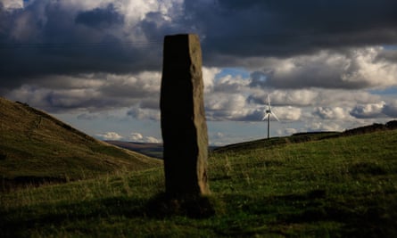 Une pierre dressée au nord-est de Shawfield avec le parc éolien Scout Moor au loin.