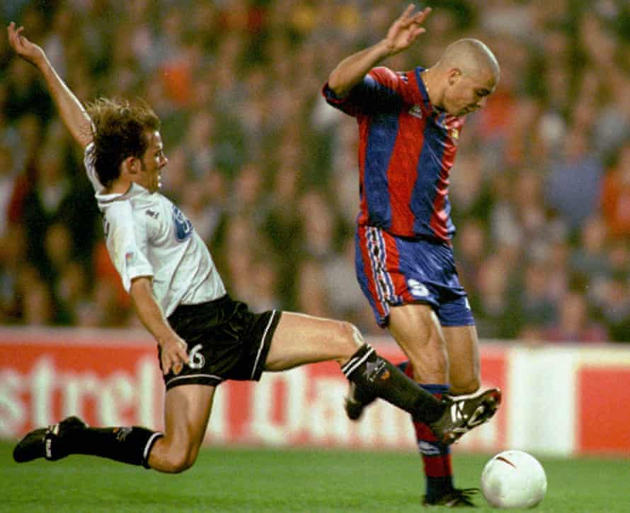 Ronaldo outpaces Valencia’s Gaizka Mendieta in September 1996. The Brazilian scored all three goals in Barcelona’s 3-2 victory.