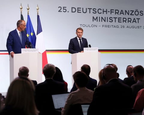 El canciller alemán, Friedrich Merz, a la izquierda, asiste a una conferencia de prensa conjunta con el presidente francés, Emmanuel Macron, después de una reunión del gabinete franco-alemán en Toulon, sur de Francia.