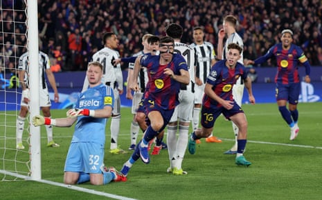 रॉबर्ट लेवांडोव्स्की ने अपना पांचवां गोल करने का जश्न मनाया।