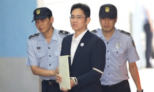 Samsung Group heir Lee Jae-yong arrives at the Seoul Central District Court to hear the verdict in his bribery trial.