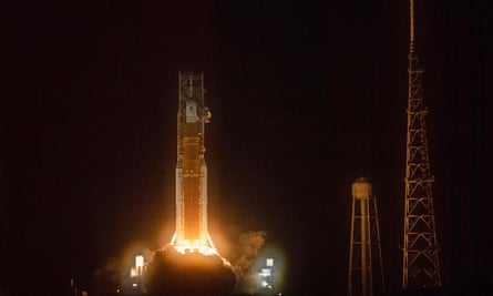 الصاروخ القمري Artemis I بدون طيار ينطلق من مركز كينيدي للفضاء في كيب كانافيرال ، فلوريدا.