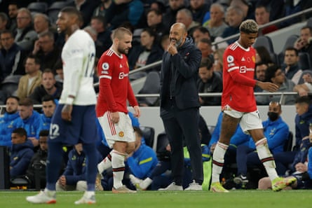 Nuno Espírito Santo on the touchline against Manchester United as manager of Tottenham
