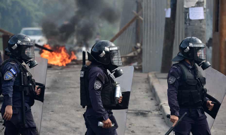 Riot policemen take positions during clashes with students during a protest demanding the resignation of the Honduran president, Juan Orlando Hernández, for his alleged links with drug trafficking, in Tegucigalpa this week.
