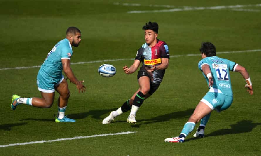 Marcus Smith of Harlequins passes between Worcester Warriors’ Ollie Lawrence and Francois Venter.
