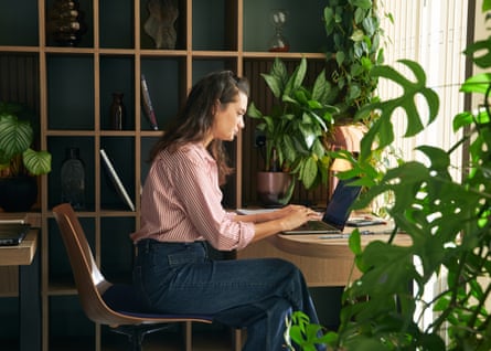 ماريسا كانون تستخدم جهاز كمبيوتر محمولًا على المكتب