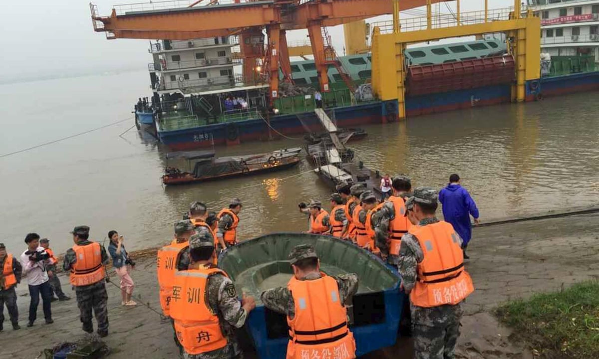 Cyclone Hits Chinese Cruise On Yangtze River 400 Missing Live Updates World News The Guardian