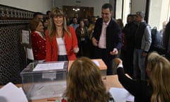 The Spanish prime minister, Pedro Sánchez, right, and his wife, María Begoña Gómez Fernández, cast their votes on Sunday.