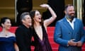 Hong Chau, Willem Dafoe, Emma Stone and Yorgos Lanthimos waving on the red carpet at a film premire at Cannes