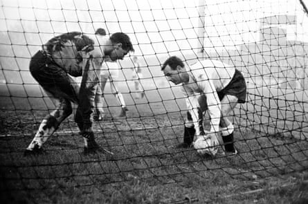 Graham Leggat (rechts) neemt de bal voor de vermoeide Ipswich-keeper Roy Bailey na de derde van zijn vier doelpunten in Fulham's 10 op tweede kerstdag 1963.