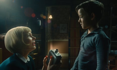 Michelle Williams and Gabriel LaBelle in The Fabelmans