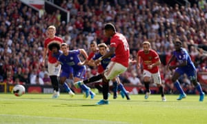 Rashford marca desde el punto de penalti.