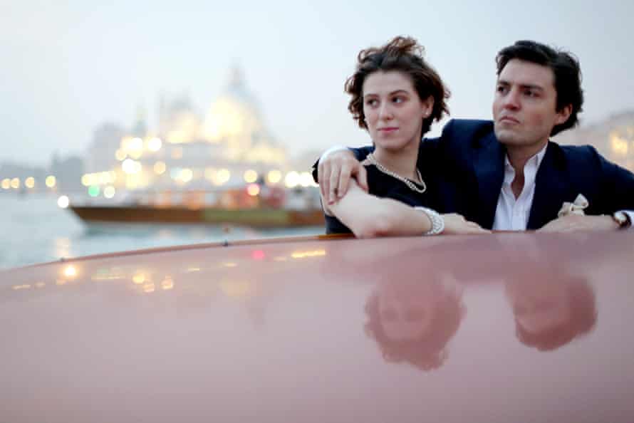 Honor Swinton Byrne with Tom Burke in The Souvenir (2019).