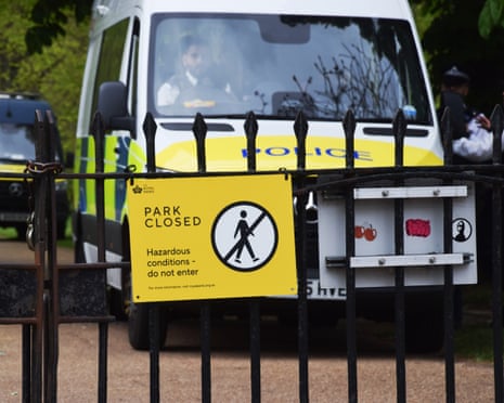 Park closure sign at Kensington Gardens.
