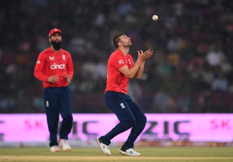 Pakistan v England: fifth men’s T20 cricket international – live | Pakistan v England 2022 2 Mark Wood takes the catch to dismiss Haider Ali.