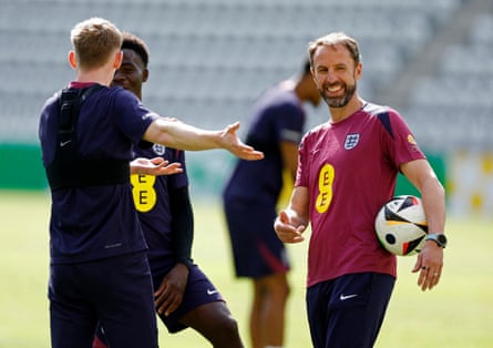 Gareth Southgate mỉm cười trong buổi tập của đội tuyển Anh ở Jena.