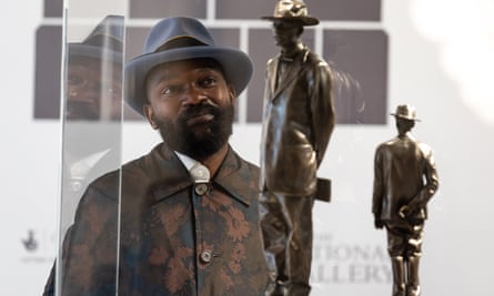 Samson Kambalu inspeciona um modelo de seu trabalho Antelope durante o anúncio do quarto vencedor do plinto em 2021. A escultura completa será revelada na quarta-feira.