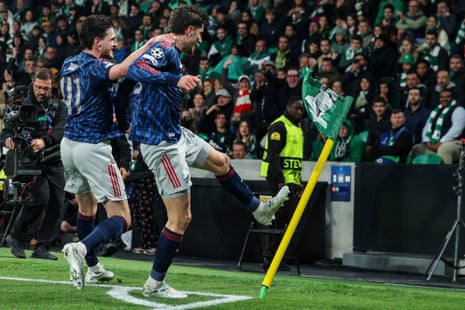 आर्सेनल का पहला गोल करने के बाद काई हैवर्ट्ज़ ने कॉर्नर फ़्लैग को किक मारकर जश्न मनाया।