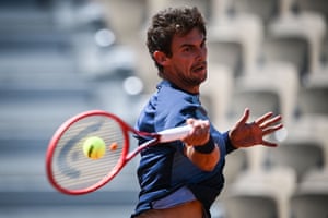 Henri Laakson passes the ball back to Roberto Bautista Agut.