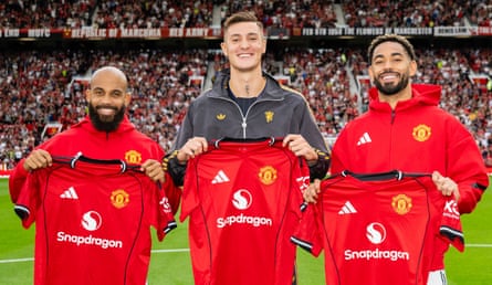 Bryan Mbeumo, Benjamin Sesko and Matheus Cunha hold up Manchester United shirts