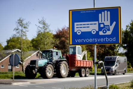A road sign in Dutch indicating a transport ban