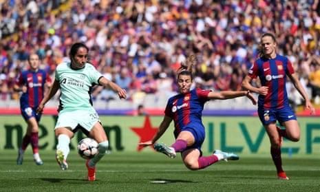 Mayra Ramirez of Chelsea shoots wide against Barcelona.