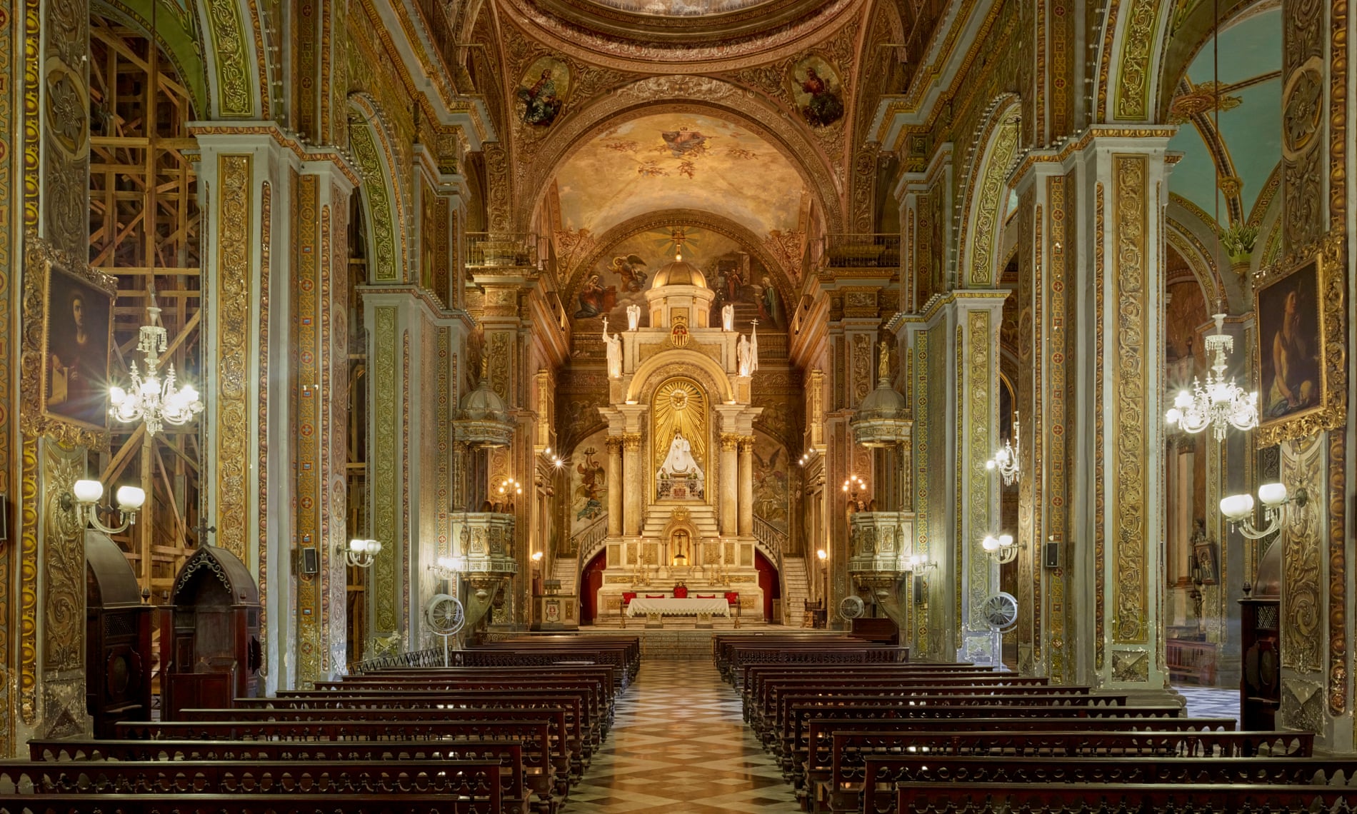 Heiliger Gral ...: Kirche Unserer Lieben Frau von der Barmherzigkeit (1867), Havanna, Kuba, 2019. | Bildquelle: © Heiliger Gral ...: Kirche Unserer Lieben Frau von der Barmherzigkeit (1867), Havanna, Kuba, 2019. | Bilder sind in der Regel urheberrechtlich geschützt Heiliger Gral ...: Kirche Unserer Lieben Frau von der Barmherzigkeit (1867), Havanna, Kuba, 2019.| Bildquelle: © Simon Roberts/courtesy Flowers Gallery | Bilder sind in der Regel urheberrechtlich geschützt