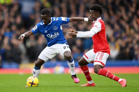 Bukayo Saka gets a poke in the eye from Idrissa Gueye.
