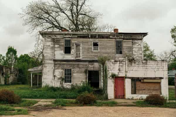 Un edificio abbandonato a Uniontown. Fotografia: Lynsey Weatherspoon/The Guardian