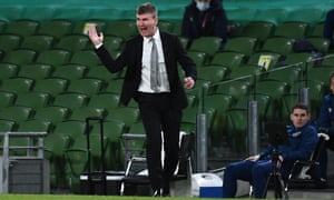 Stephen Kenny tente de rallier ses joueurs lors de la défaite de l'Irlande à domicile contre le Luxembourg au stade Aviva.