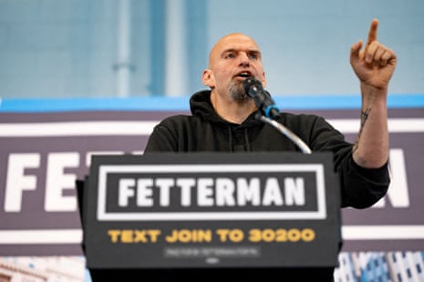 John Fetterman, Philadelphia, Pennsylvania'daki bir miting sırasında konuşuyor.