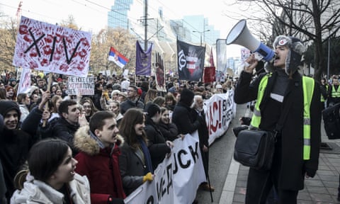 Punonjësit dhe studentët e sektorit të arsimit mblidhen para selisë së Ministrisë së Arsimit në Beograd, Serbi, 5 shkurt 2025.